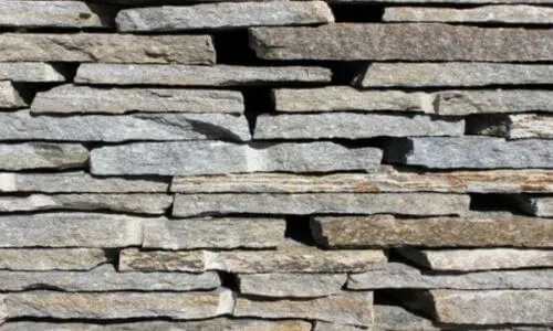 In edilizia, la Pietra di Luserna viene utilizzata per la costruzione di facciate, pavimentazioni, scale, camini e balaustre