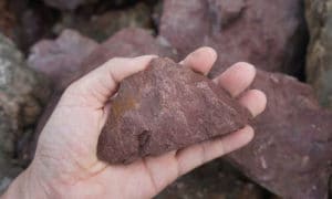La pietra di Rosa Perlino è un materiale pregiato e delicato che richiede una lavorazione attenta e precisa per esaltarne le sue caratteristiche naturali