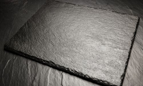La pietra di lavagna è un materiale molto resistente e duraturo, in grado di resistere a urti, graffi e abrasioni