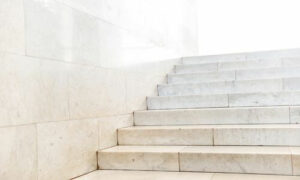 La pulizia del pavimento in marmo viene effettuata con prodotti specifici per il marmo