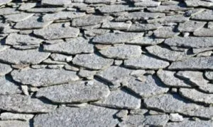 La sua durezza, la resistenza all'abrasione e la bassa porosità la rendono adatta all'utilizzo in ambienti esterni e interni