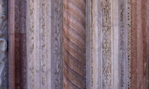la Pietra di Siena può essere scolpita e intagliata con grande precisione per creare dettagli decorativi complessi